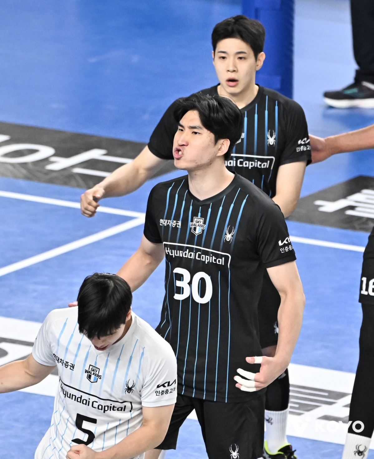 현대캐피탈 선수들이 23일 한국전력전에서 팀 승리 확정 이후 기뻐하고 있다. /사진=한국배구연맹 제공