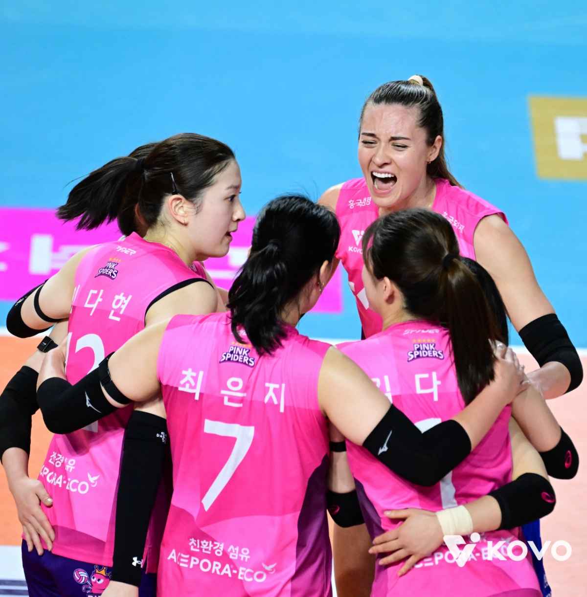 23일 GS칼텍스전에서 득점 이후 기뻐하고 있는 흥국생명 선수들. /사진=한국배구연맹 제공