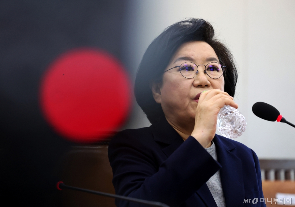 (서울=뉴스1) 국회사진기자단 = 이혜훈 기획예산처 장관 후보자가 23일 서울 여의도 국회에서 열린 제431회국회(임시회) 재정경제기획위원회 인사청문회에 출석해 물을 마시고 있다. 2026.1.23/뉴스1  Copyright © 뉴스1. All rights reserved. 무단 전재 및 재배포,  AI학습 이용 금지. /사진=(서울=뉴스1) 국회사진기자단