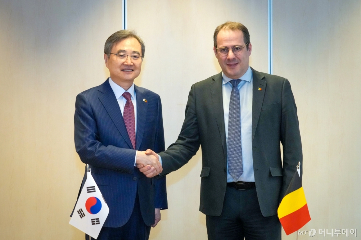 (서울=뉴스1) 임세영 기자 = 조현 외교부 장관이 23일(현지시간) 벨기에 브뤼셀에서 다비드 클라린발(David Clarinval) 벨기에 부총리 겸 고용·경제·농업 장관(총리 대행)을 면담하고 양국간 고위급 교류 및 실질협력 강화 방안에 대해 의견을 교환했다.  (외교부 제공. 재판매 및 DB 금지) 2026.1.24/뉴스1  Copyright © 뉴스1. All rights reserved. 무단 전재 및 재배포,  AI학습 이용 금지. 