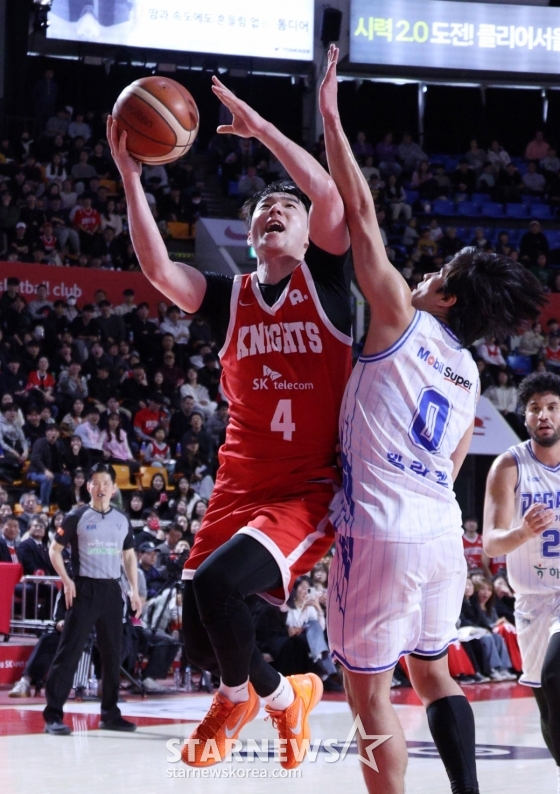 김낙현(왼쪽)이 24일 서울 잠실학생체육관에서 열린 2025~2026 LG전자 프로농구 정규리그 4라운드 경기에서 돌파 후 레이업을 시도하고 있다. /사진=김진경 대기자