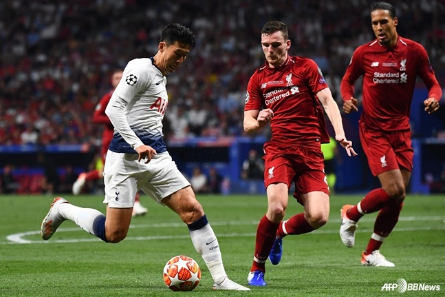 손흥민(왼쪽)이 2018~2019시즌 유럽축구연맹(UEFA) 챔피언스리그(UCL) 결승 토트넘 홋스퍼와 리버풀의 경기 중 앤디 로버트슨(가운데)을 상대로 돌파를 시도하고 있다. /AFPBBNews=뉴스1