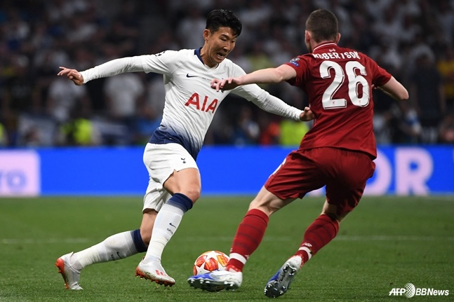 앤디 로버트슨(오른쪽)이 2018~2019시즌 유럽축구연맹(UEFA) 챔피언스리그(UCL) 결승 토트넘 홋스퍼와 리버풀의 경기 중 손흥민을 막아서고 있다. /AFPBBNews=뉴스1