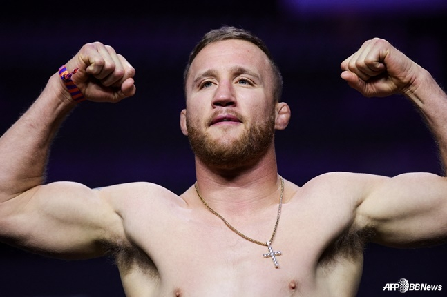 저스틴 게이치가 계체 측정에서 포즈를 취하고 있다. /AFPBBNews=뉴스1