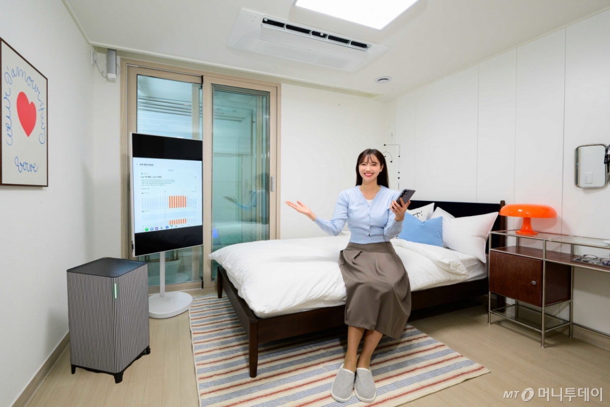 (서울=뉴스1) = 삼성전자는 5일부터 7일까지 일산 킨텍스에서 열리는?'2025?스마트건설·안전·AI?엑스포'에서 한국토지주택공사(LH)와 함께?'AI?홈'?기반 모듈러 홈 솔루션을 공동 전시한다고 밝혔다.  삼성전자는 지난달 독일에서 열린 유럽 최대 가전 전시회?'IFA 2025'에서 삼성물산과 함께?'모듈러 홈 솔루션'을 처음 선보인 데 이어,?이번?LH와의 협업 전시를 통해?'모듈러 홈 솔루션'을 국내에도 소개하며 모듈러 홈 솔루션 사업을 국내외로 적극 확장해나갈 계획이다. (삼성전자 제공. 재판매 및 DB금지)  Copyright © 뉴스1. All rights reserved. 무단 전재 및 재배포,  AI학습 이용 금지. /사진=(서울=뉴스1)