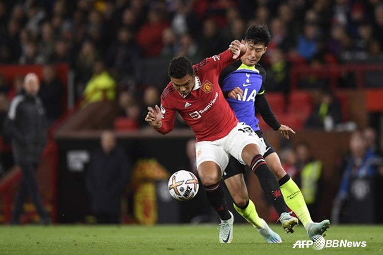 카세미루(왼쪽)와 손흥민이 볼 경합을 펼치고 있다. /AFPBBNews=뉴스1