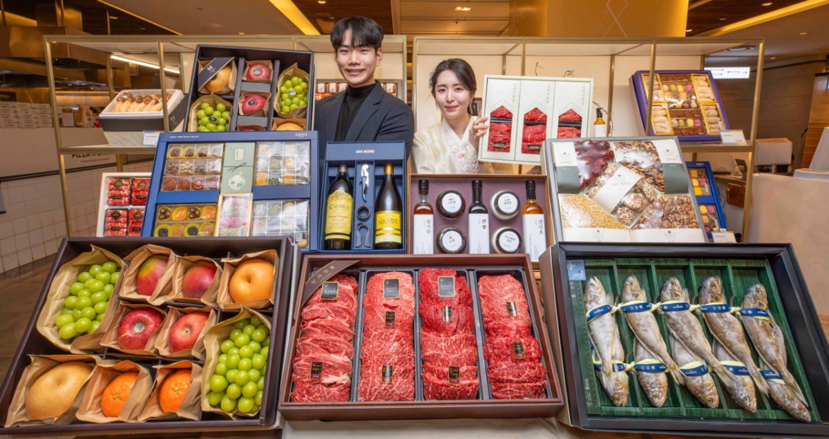 서울 강남구에 위치한 현대백화점 무역센터점에서 직원들이 2026년 설 선물세트 주요 상품들을 소개하고 있는 모습. /사진제공=현대백화점
