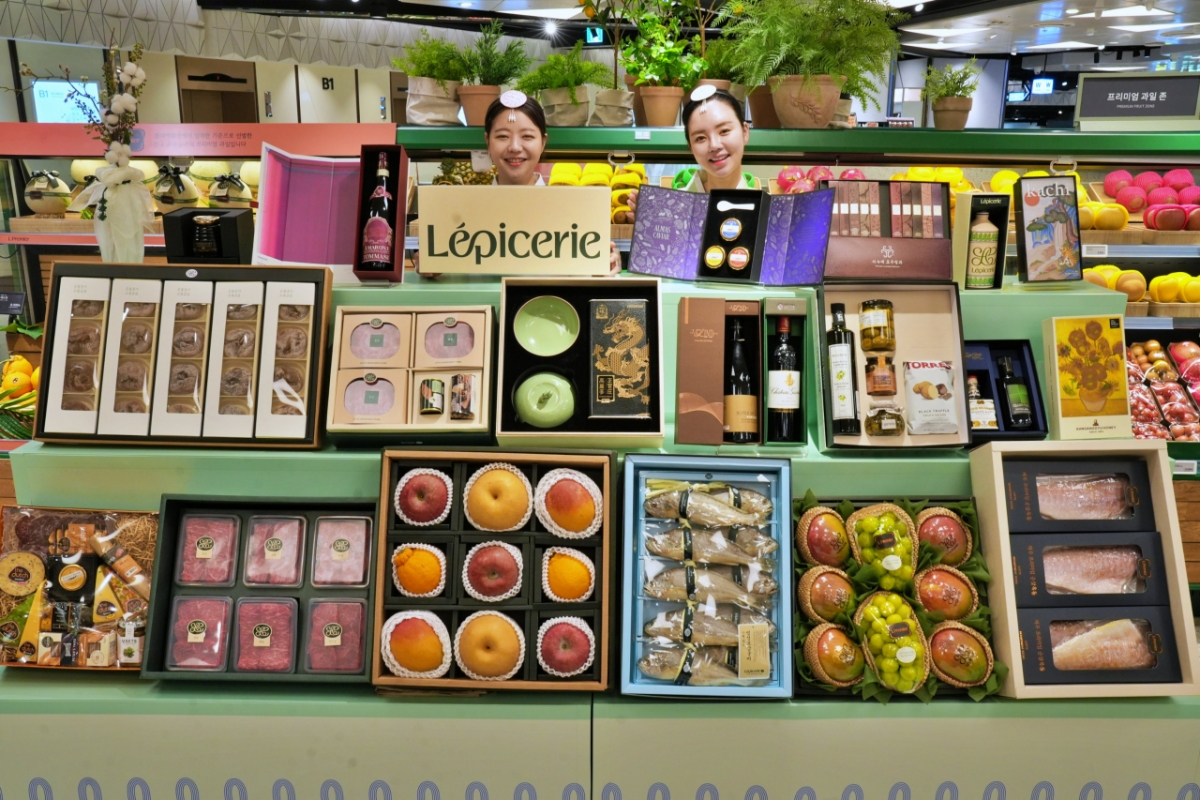 서울시 송파구 잠실동에 위치한 롯데백화점 잠실점 지하 1층 식품관에 전시된 2026 설 선물세트 /사진제공=롯데백화점