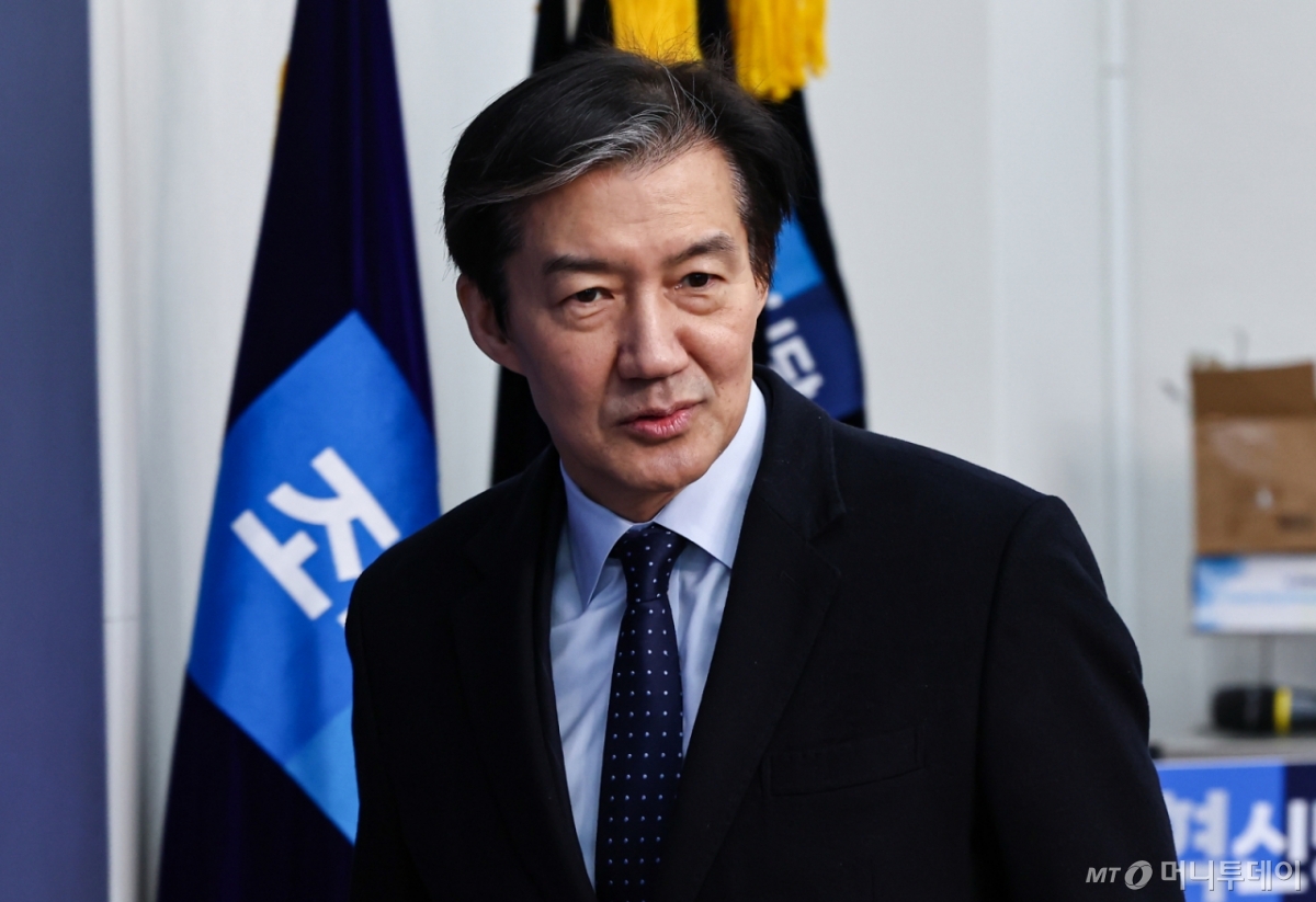 (서울=뉴스1) 김도우 기자 = 조국 조국혁신당 대표가 24일 서울 여의도 국회에서 열린 의원총회 회의실에 들어서고 있다.  조국혁신당은 이날 의총에서 정청래 더불어민주당 대표가 제안한 합당론에 대해 논의할 예정이다. 2026.1.24/뉴스1  Copyright © 뉴스1. All rights reserved. 무단 전재 및 재배포,  AI학습 이용 금지. /사진=(서울=뉴스1) 김도우 기자