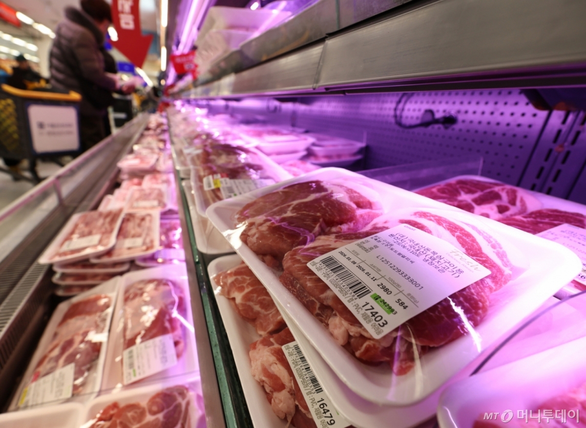 (서울=뉴스1) 구윤성 기자 = 9일 서울의 한 대형마트 돈육 코너에서 시민들이 장을 보고 있다.    2026.1.9/뉴스1  Copyright © 뉴스1. All rights reserved. 무단 전재 및 재배포,  AI학습 이용 금지. /사진=(서울=뉴스1) 구윤성 기자