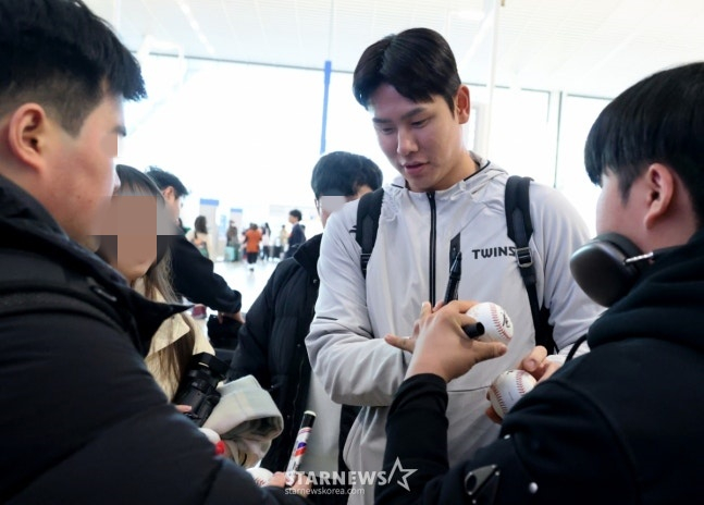 LG 홍창기가 22일 인천공항을 통해 LG트윈스 전지훈련지인 미국으로 출국하기 전 팬들에 사인을 해주고 있다. /사진=강영조 선임기자
