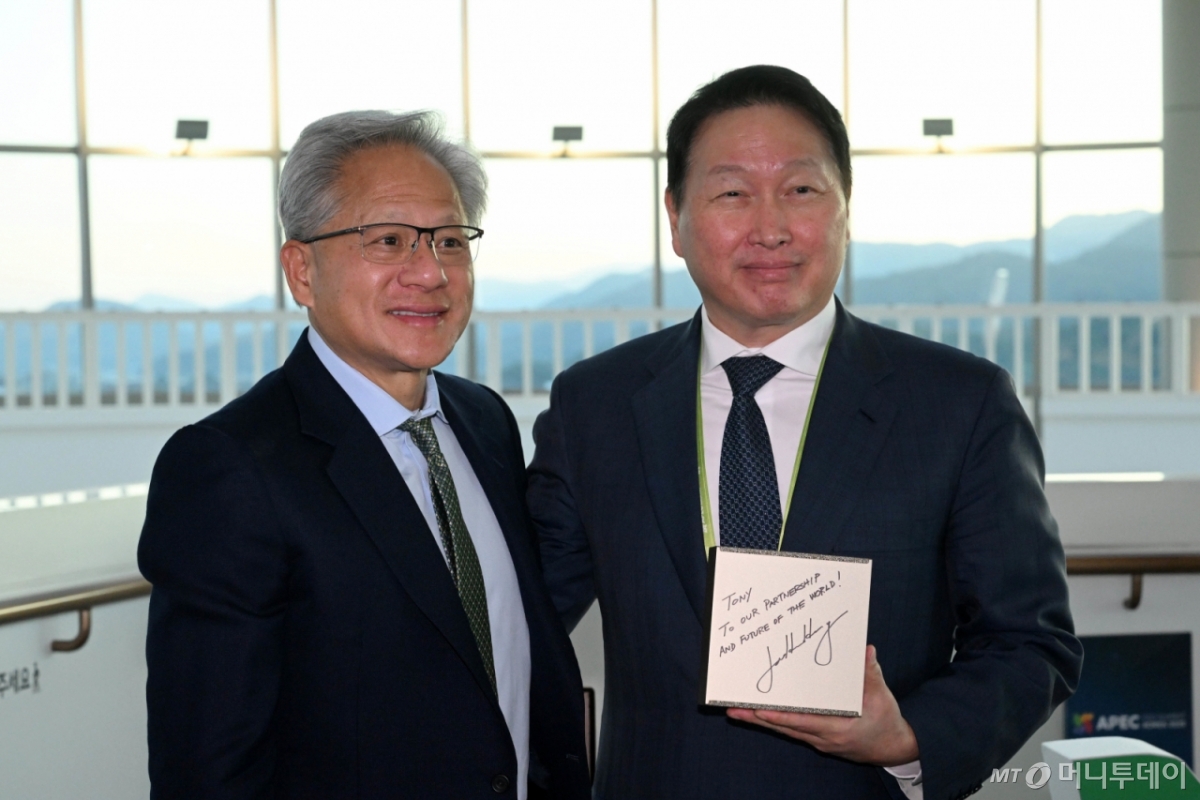젠슨 황 엔비디아 CEO가 31일 경북 경주시 경주예술의전당에서 열린 아시아태평양경제협력체(APEC) CEO 서밋에 참석해 최태원 대한상의 회장과 만나 AI슈퍼컴퓨터 'DGX스파크'를 선물하고 있다. (공동취재)/사진=뉴스1