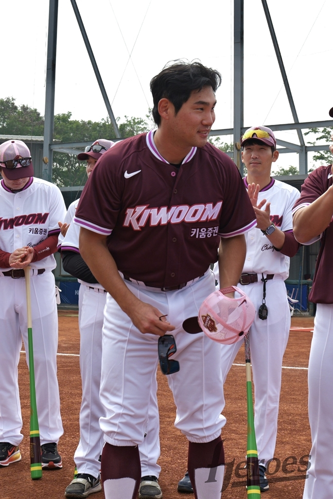25일 첫 훈련에 앞서 주장으로 선임된 임지열이 인사를 하고 있다. /사진=키움 히어로즈
