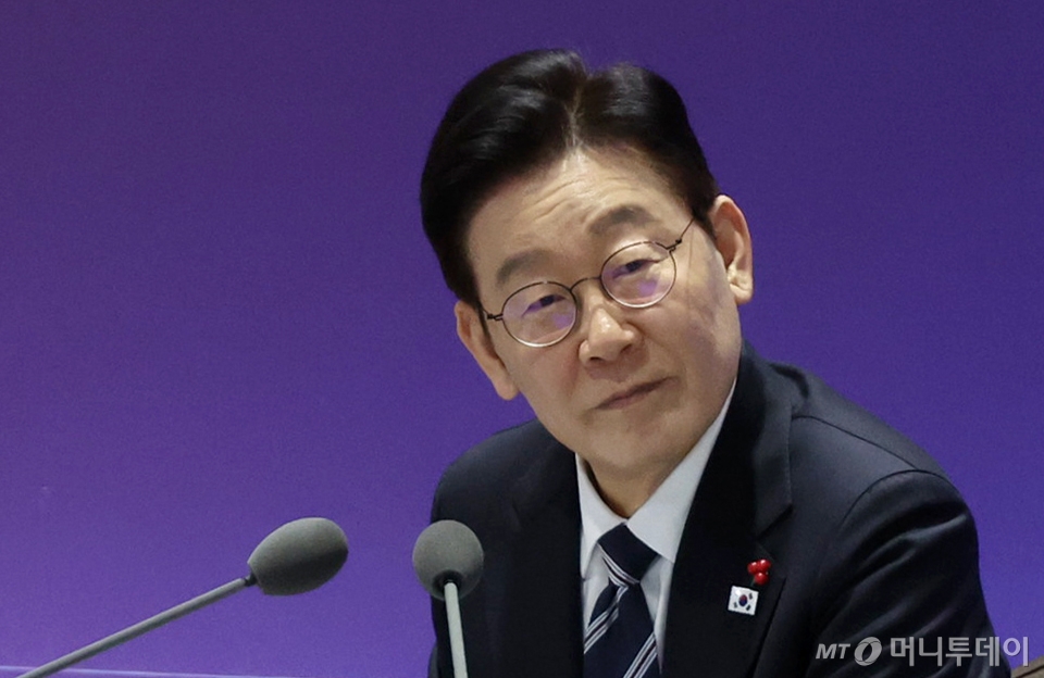 (울산=뉴스1) 허경 기자 = 이재명 대통령이 23일 울산전시컨벤션센터에서 열린 '울산의 마음을 듣다‘ 타운홀 미팅에서 참석자의 발언을 듣고 있다. 2026.1.23/뉴스1  Copyright © 뉴스1. All rights reserved. 무단 전재 및 재배포,  AI학습 이용 금지. /사진=(울산=뉴스1) 허경 기자