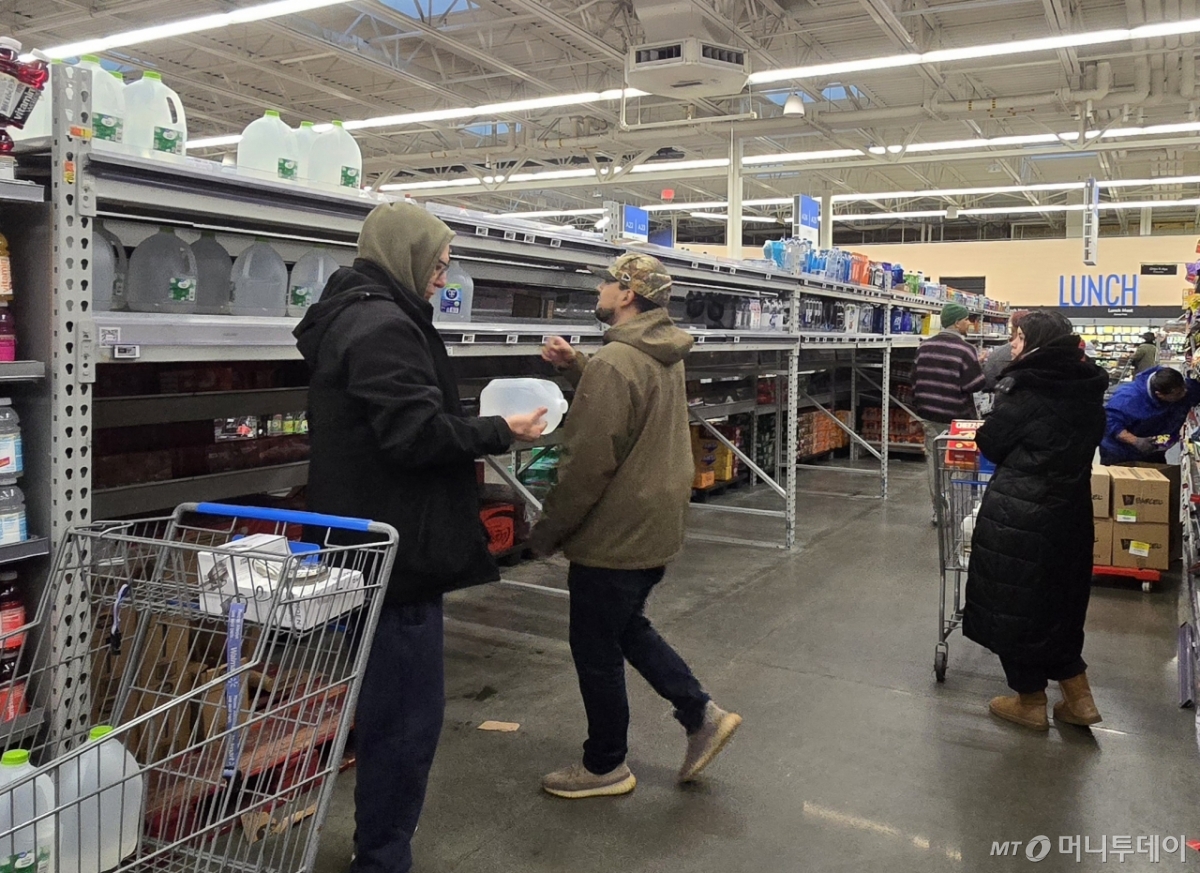 24일(현지시간) 미국 뉴저지주 월마트 매장에서 생수 진열대가 텅 비어 있다. /사진=심재현 특파원