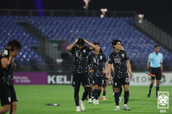 2026 AFC U-23 아시안컵 3위 결정전에서 승부차기 끝에 베트남에 져 4위에 머무른 뒤 아쉬워하고 있는 대한민국 U-23 대표팀 선수들. /사진=대한축구협회 제공