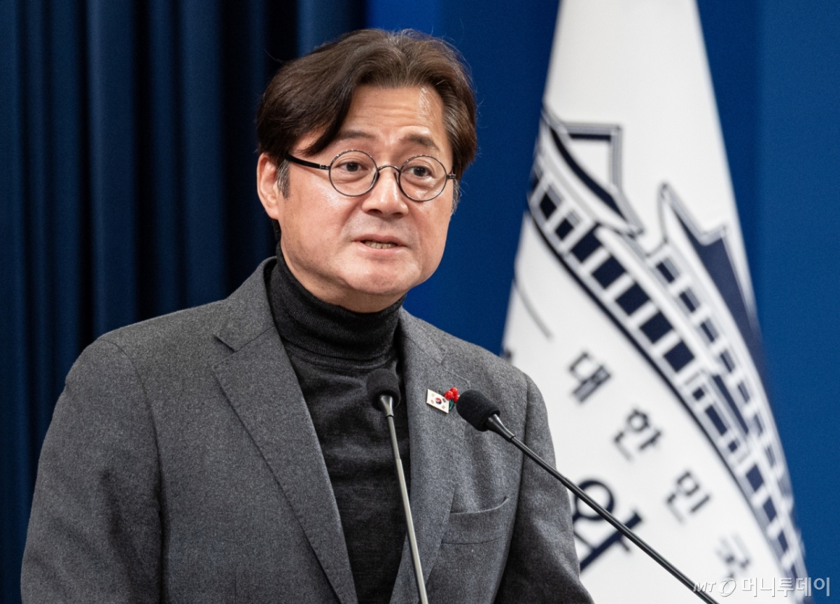 (서울=뉴스1) 이재명 기자 = 홍익표 정무수석이 25일 청와대 춘추관에서 현안 관련 브리핑을 하고 있다.  홍 정무수석은 브리핑을 통해 "이재명 대통령은 이혜훈 기획예산처 장관 후보자에 대한 사회 각계각층의 다양한 의견을 경청하고, 인사청문회와 그 이후의 국민적 평가를 유심히 살펴봤다"며 "숙고와 고심 끝에 이 후보자의 지명을 철회하기로 결정했다"고 말했다. 2026.1.25/뉴스1  Copyright © 뉴스1. All rights reserved. 무단 전재 및 재배포,  AI학습 이용 금지. /사진=(서울=뉴스1) 이재명 기자