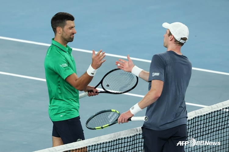 노바크 조코비치(왼쪽)와 보틱 판더잔출프. /AFPBBNews=뉴스1