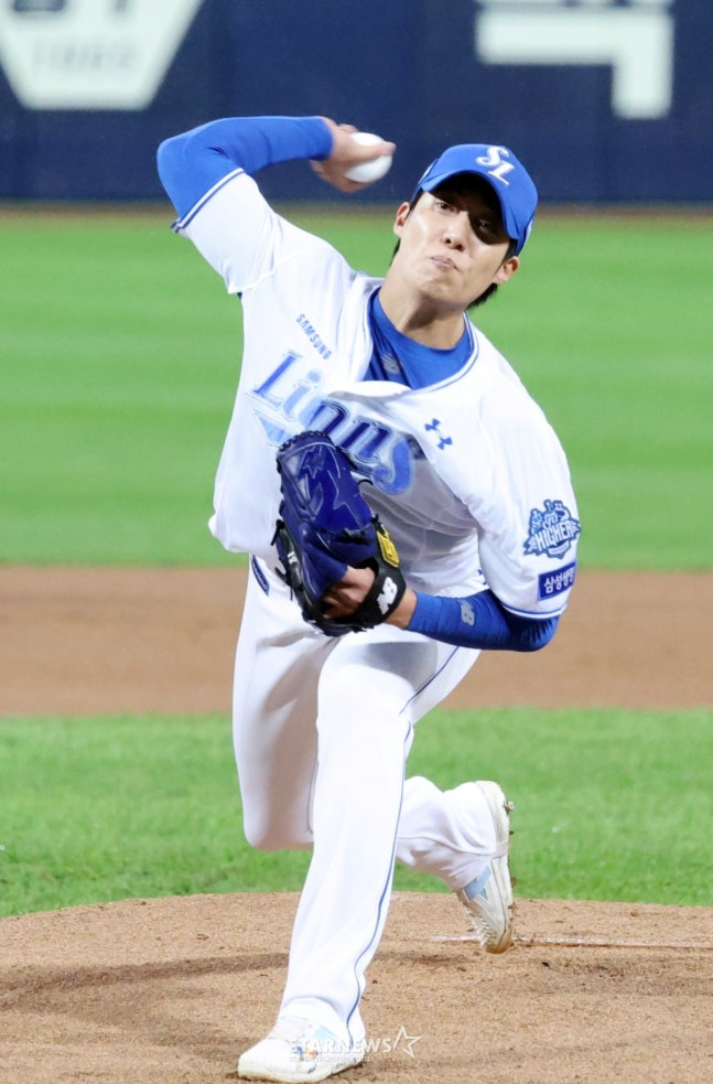 지난해 10월 열린 플레이오프에 나선 원태인. /사진=강영조 선임기자