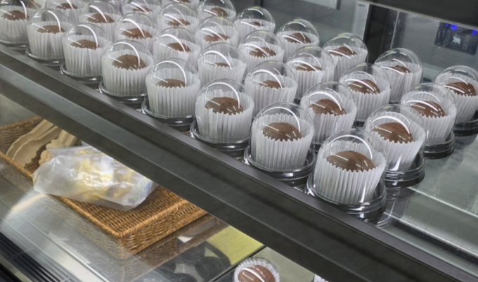 냉장 진열장에 놓여있는 두바이쫀득쿠키 모습. /사진=이병권 기자