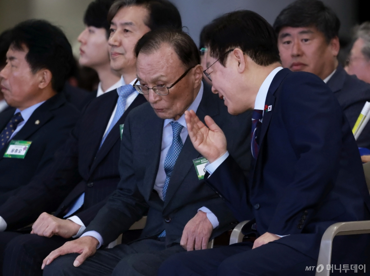 [고양=뉴시스] 최동준 기자 = 이재명 대통령이 2일 경기 고양시 킨텍스에서 열린 제22기 민주평화통일자문회의 출범회의에서 이해찬 수석부의장과 대화하고 있다. 2025.12.02. photocdj@newsis.com /사진=최동준