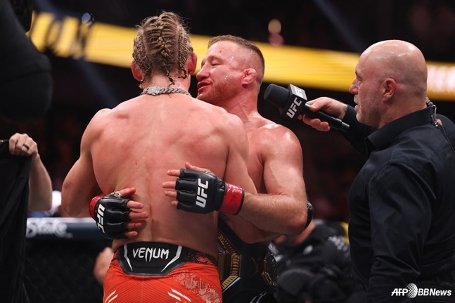 경기가 끝난 뒤 포옹하는 게이치와 핌블렛. /AFPBBNews=뉴스1