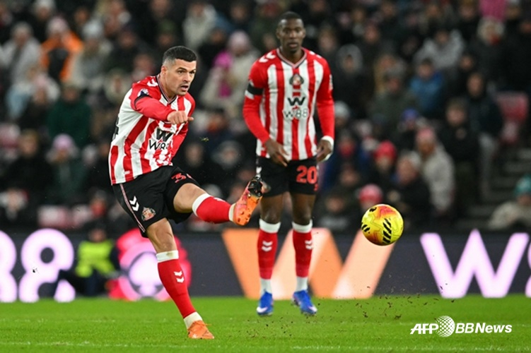 그라니트 자카(왼쪽). /AFPBBNews=뉴스1