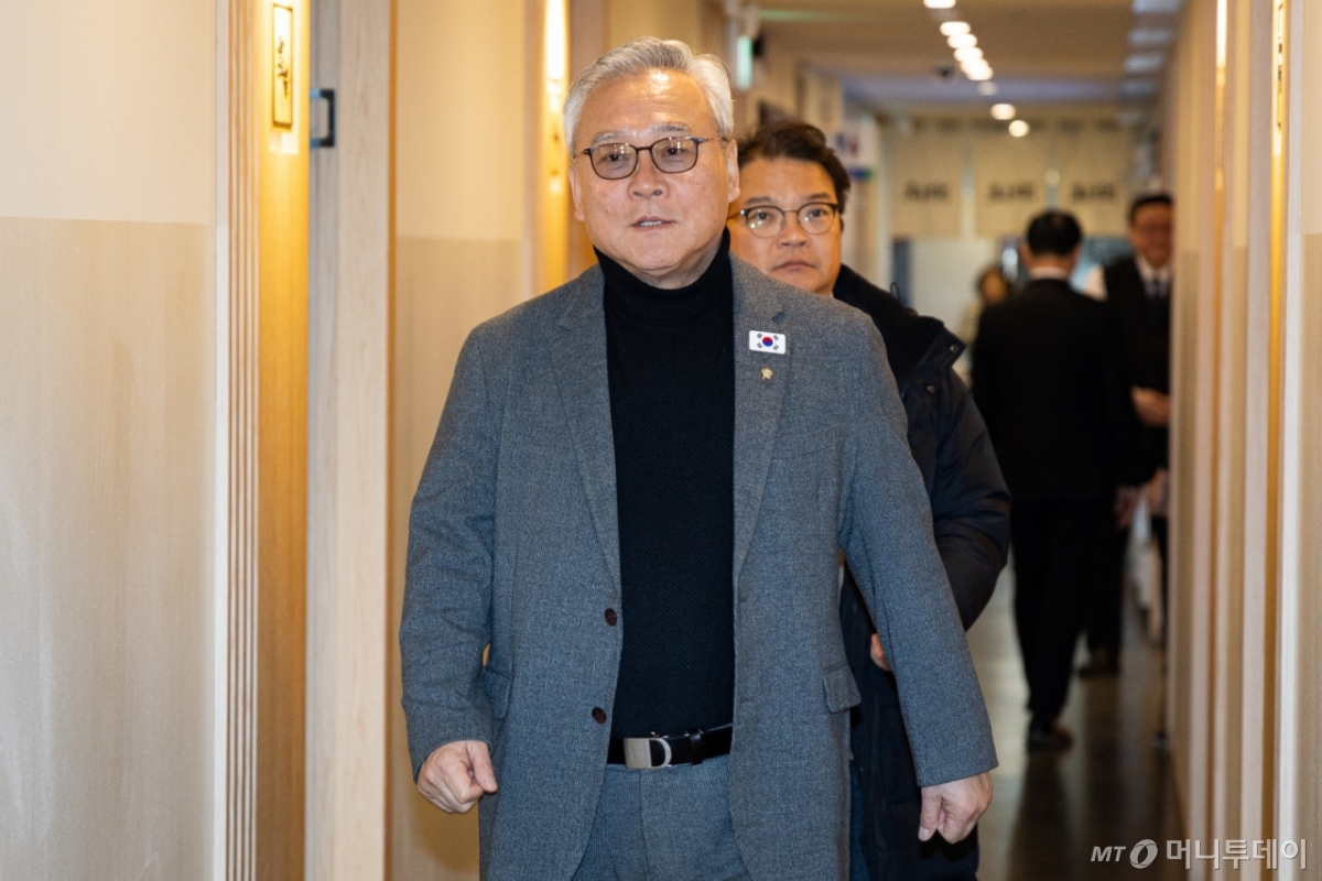 (서울=뉴스1) 유승관 기자 = 더불어민주당 초선의원 모임인 '더민초' 대표인 이재강 의원이 23일 서울 여의도 한 식당에서 정청래 대표의 조국혁신당 합당 추진 등 관련 논의를 위한 오찬 회동에 참석하고 있다. 2026.1.23/뉴스1  Copyright © 뉴스1. All rights reserved. 무단 전재 및 재배포,  AI학습 이용 금지. /사진=(서울=뉴스1) 유승관 기자