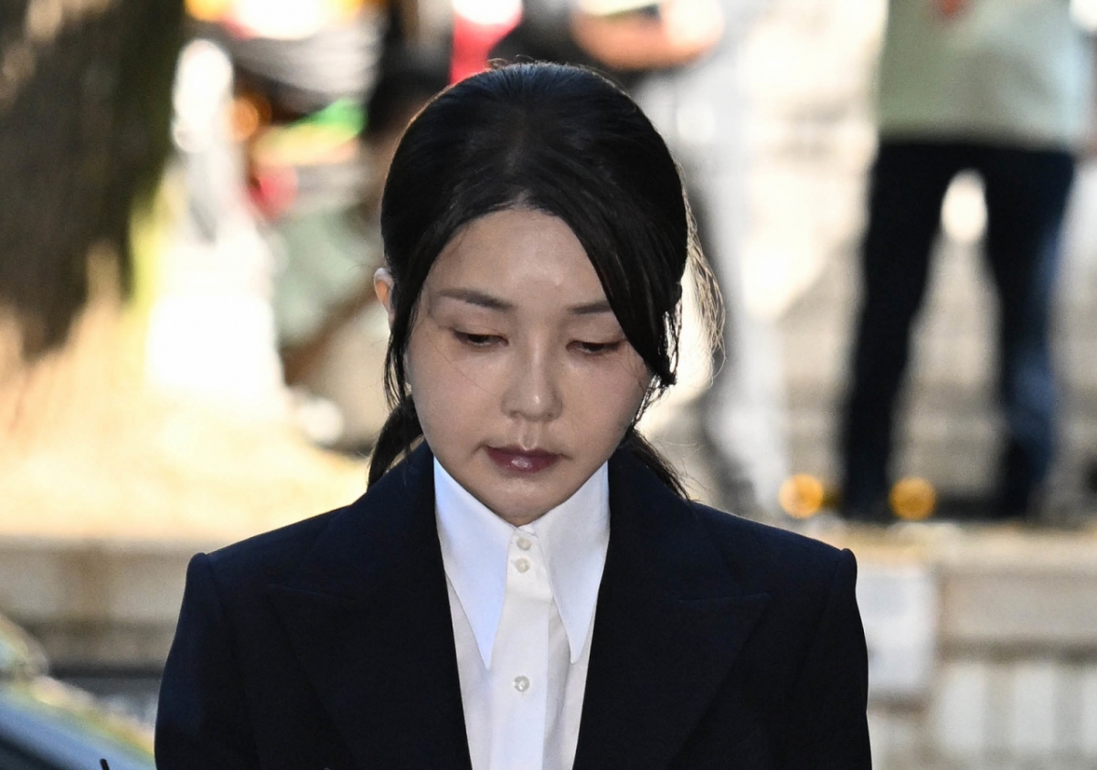 윤석열 전 대통령 부인 김건희 여사가 지난해 8월12일 오전 서울 서초구 서울중앙지법에서 열린 자본시장과 금융투자업에 관한 법률 위반 및 정치자금법 위반 혐의 등의 구속 전 피의자 심문(영장실질심사)에 출석하고 있다. /사진=뉴스1