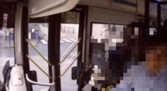 지난 16일 서대문역 인근에서 발생한 버스 돌진 사고 당시 블랙박스 영상. 운전기사 A씨가 수차례 페달이 있는 운전석 아래를 쳐다보는 모습이 담겼다. /영상=문성호 서울시의원실 제공.