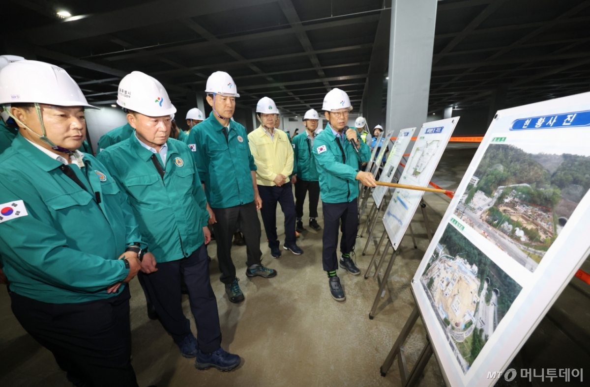 [서울=뉴시스] 김진아 기자 = 오세훈 서울시장이 장마철을 앞두고 18일 서울 관악구 신림공영차고지 저류조 사업현장에서 풍수해 대비 현장점검을 하고 있다.     신림공영차고지 빗물저류조는 폭우 시 도림천 범람을 막기 위해 3만5000톤의 빗물을 일시 저장하도록 설계됐다. 2025.06.18. bluesoda@newsis.com /사진=김진아