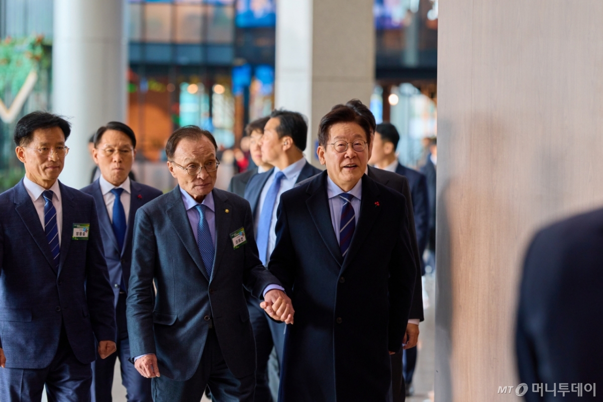 (서울=뉴스1) 이재명 기자 = 이재명 대통령과 이해찬 민주평화통일자문회의 수석부의장이 2일 경기 고양시 킨텍스에서 열린 제22기 민주평화통일자문회의 출범회의에 참석하고 있다.?(대통령실 제공. 재판매 및 DB 금지)  2025.12.2/뉴스1  Copyright © 뉴스1. All rights reserved. 무단 전재 및 재배포,  AI학습 이용 금지. /사진=(서울=뉴스1) 이재명 기자