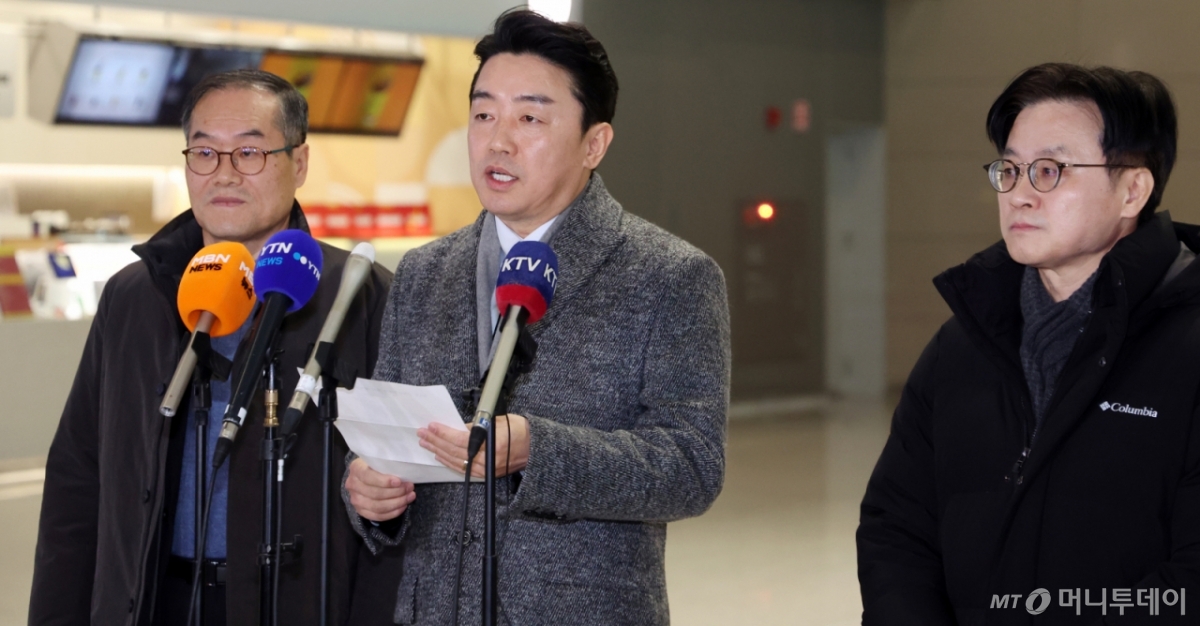 (인천공항=뉴스1) 김명섭 기자 = 강훈식 대통령비서실장, 김정관 산업통상부 장관, 이용철 방위사업청장이 26일 오전 인천공항에서 잠수함 사업 등 방산협력 논의를 위해 캐나다로 출국에 앞서 인터뷰를 하고 있다. 2026.1.26/뉴스1  Copyright © 뉴스1. All rights reserved. 무단 전재 및 재배포,  AI학습 이용 금지. /사진=(인천공항=뉴스1) 김명섭 기자