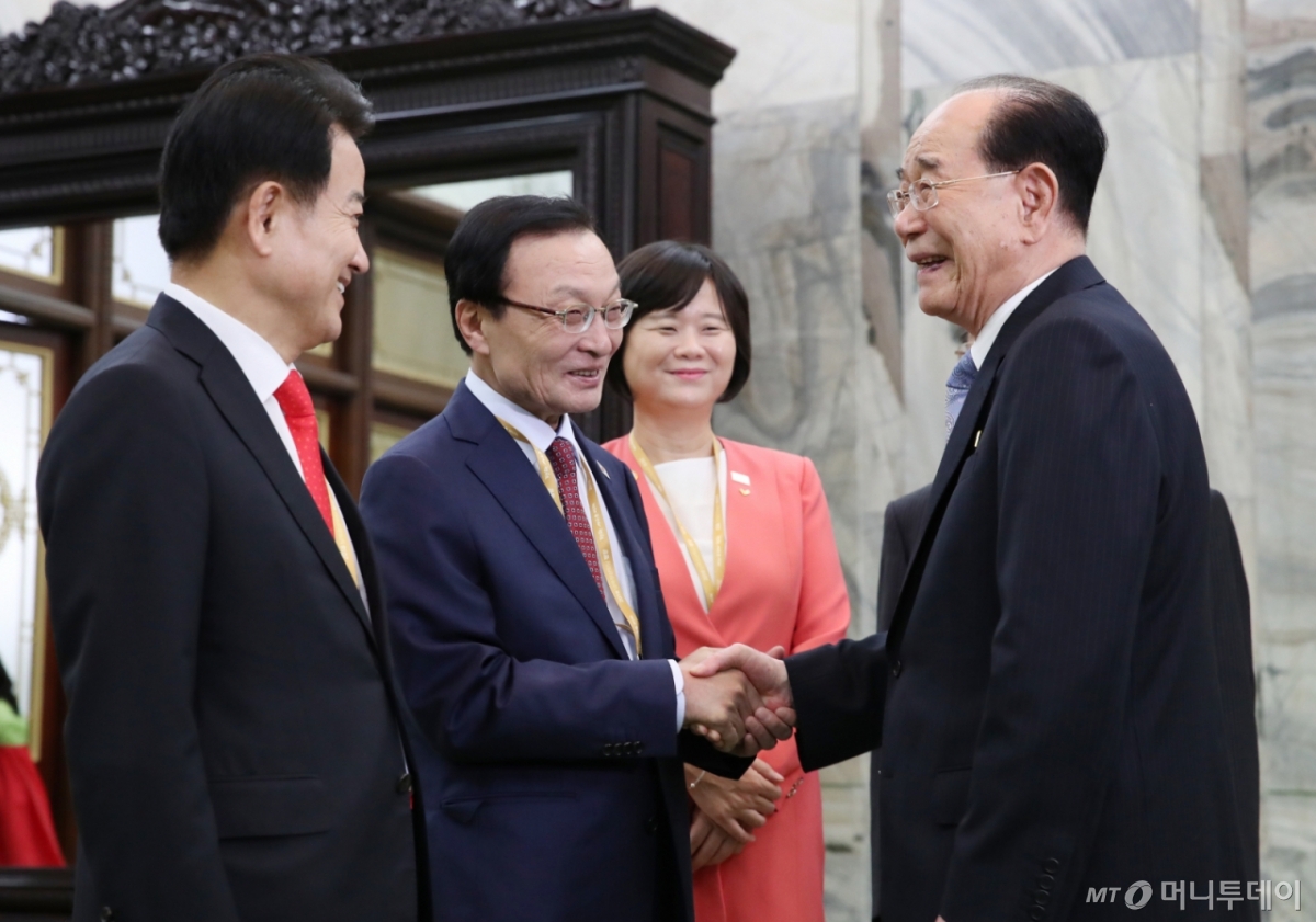 (서울=뉴스1) = 베트남 출장 중 심근경색으로 위중한 상태에 빠졌던 이해찬 민주평화통일자문회의 수석부의장이 25일 베트남 호찌민에서 향년 73세를 일기로 별세했다. 사진은 지난 2018년 9월 19일 문재인 대통령의 남북정상회담 특별수행원 자격으로 평양을 찾은 이정미 정의당 대표, 이해찬 더불어민주당 대표, 정동영 민주평화당 등 여야 3당 대표가  평양 만수대의사당에서 김영남 최고인민회의 상임위원회 위원장과 면담에 앞서 인사를 나누는 모습. 평양사진공동취재단 2026.1.25/뉴스1  Copyright © 뉴스1. All rights reserved. 무단 전재 및 재배포,  AI학습 이용 금지.