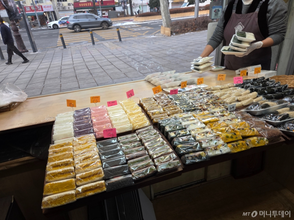 서울 종로구 낙원떡집거리 내 한 매장에서 상인이 떡을 진열하고 있다. 최근 대량구매가 줄어듦에 따라 소포장 떡이 매대에 주를 이루고 있다./사진=김서현 기자.