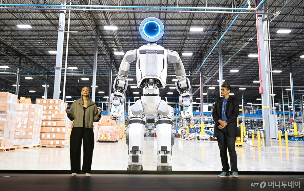 [서울=뉴시스] 5일(현지 시간) 미국 라스베이거스 만달레이 베이 컨벤션 센터에서 열린 CES 2026 현대차그룹 미디어데이에서 보스턴다이나믹스 아야 더빈 휴머노이드 응용전략 담당, 보스턴다이나믹스 잭 재코우스키 아틀라스 개발 총괄이 발표하고 있다. (사진=현대차그룹 제공) 2026.01.06. photo@newsis.com *재판매 및 DB 금지 /사진=류현주