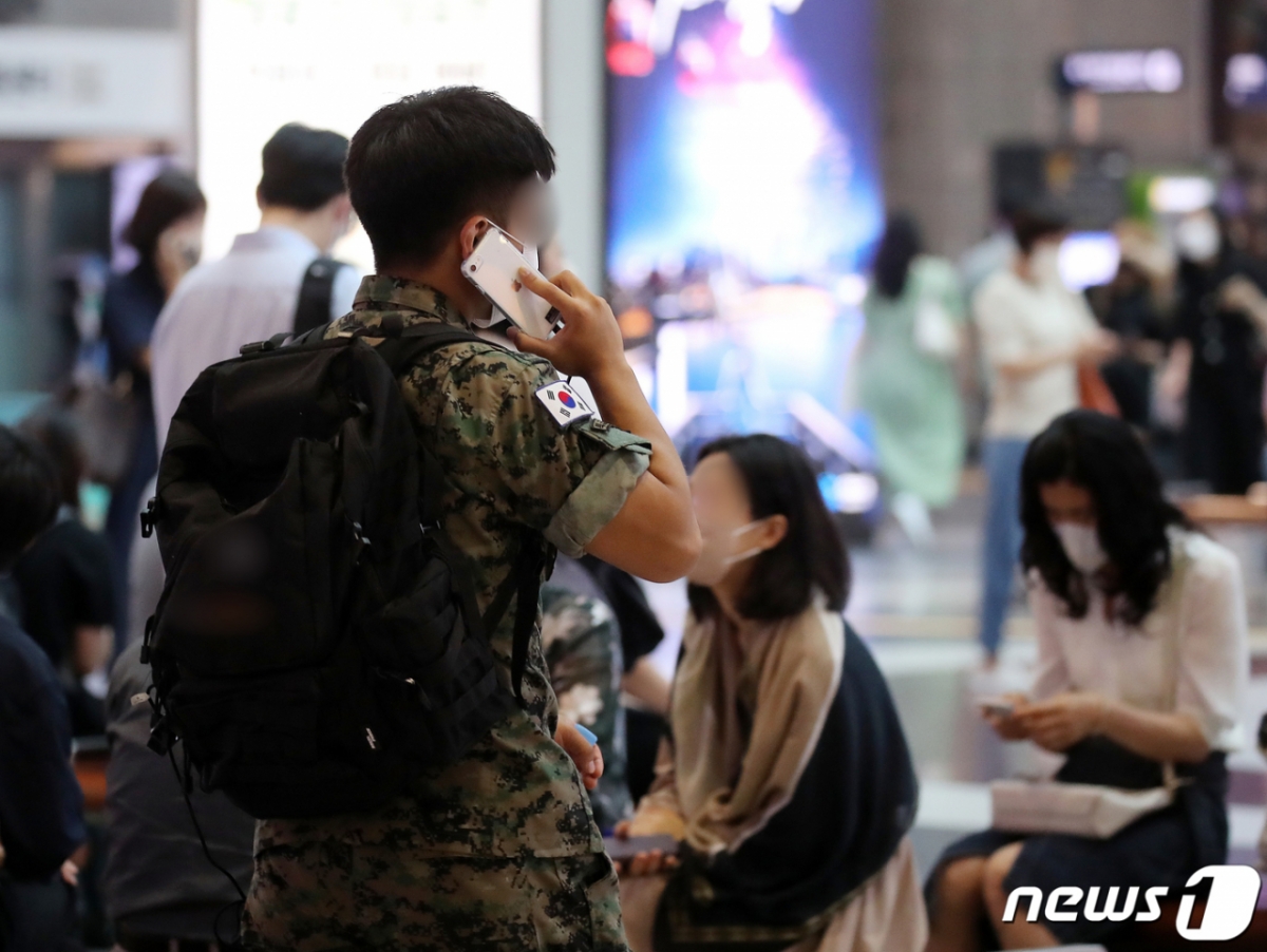  (서울=뉴스1) 김진환 기자. 서울 용산역에서 한 군인이 휴대전화를 사용하고 있다. 2022.6.19/뉴스1