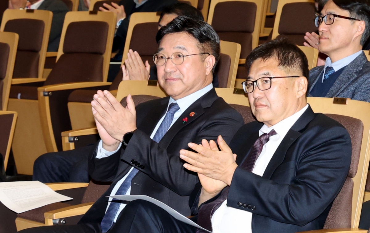 윤호중 행정안전부 장관(왼쪽)이 26일 세종시 정부세종청사 중앙동 대강당에서 열린 사회연대경제 전문가 특강에 참석해 한양대 김종걸 교수와 사회연대경제 설명을 듣고 있다. /사진=뉴스1