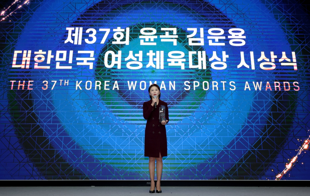 김가영이 26일 열린 '제37회 윤곡 김운용 여성체육대상'에서 대상 수상 후 소감을 전하고 있다.  /사진=PBA 제공
