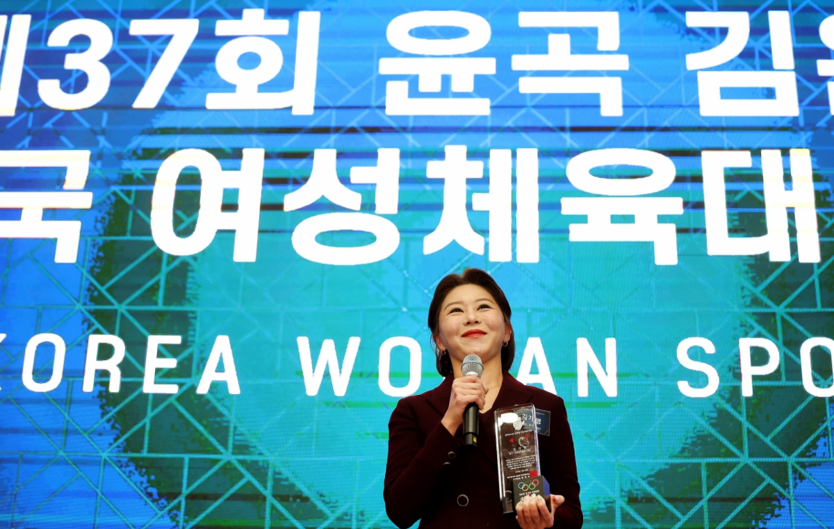 김가영이 26일 열린 '제37회 윤곡 김운용 여성체육대상'에서 대상 수상 후 소감을 전하고 있다.  /사진=PBA 제공