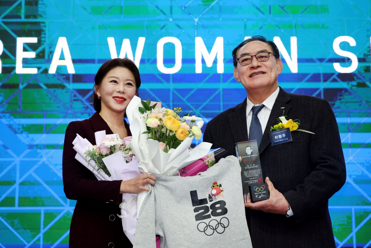 김가영이 26일 열린 '제37회 윤곡 김운용 여성체육대상'에서 대상을 수상 후 기념 사진을 찍고 있다. 오른쪽은 하형주 국민체육공단 이사장.  /사진=PBA 제공