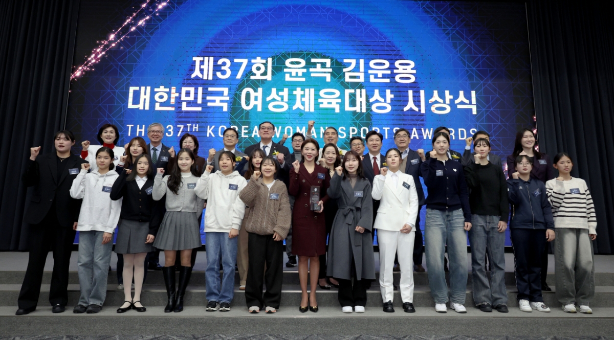 김가영이 26일 열린 '제37회 윤곡 김운용 여성체육대상' 대상 수상 후 수상자들과 함께 기념 사진을 찍고 있다.  /사진=PBA 제공