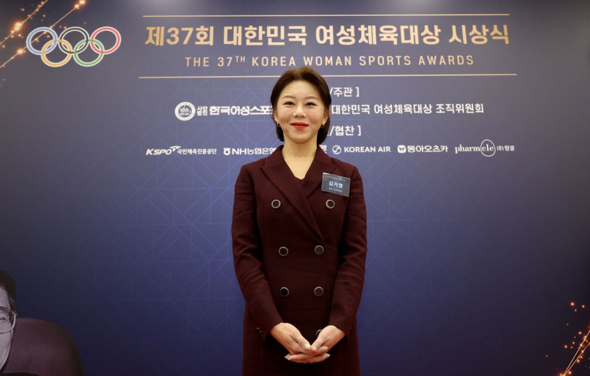 김가영이 26일 열린 '제37회 윤곡 김운용 여성체육대상'에서 대상 수상 후 환하게 웃고 있다.  /사진=PBA 제공