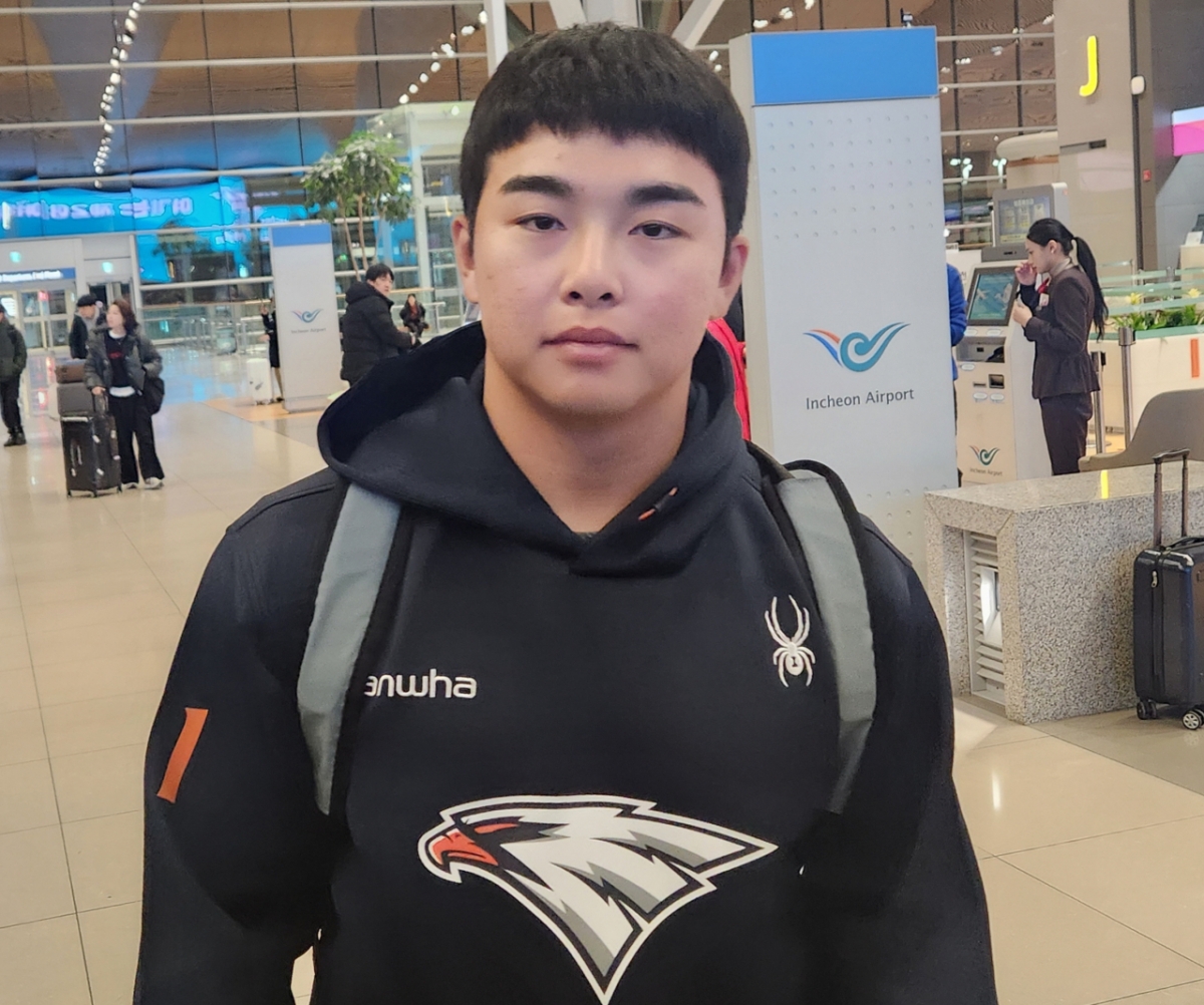 한화 문현빈이 스프링캠프 출국을 앞두고 취재진과 인터뷰를 하고 있다. /사진=안호근 기자