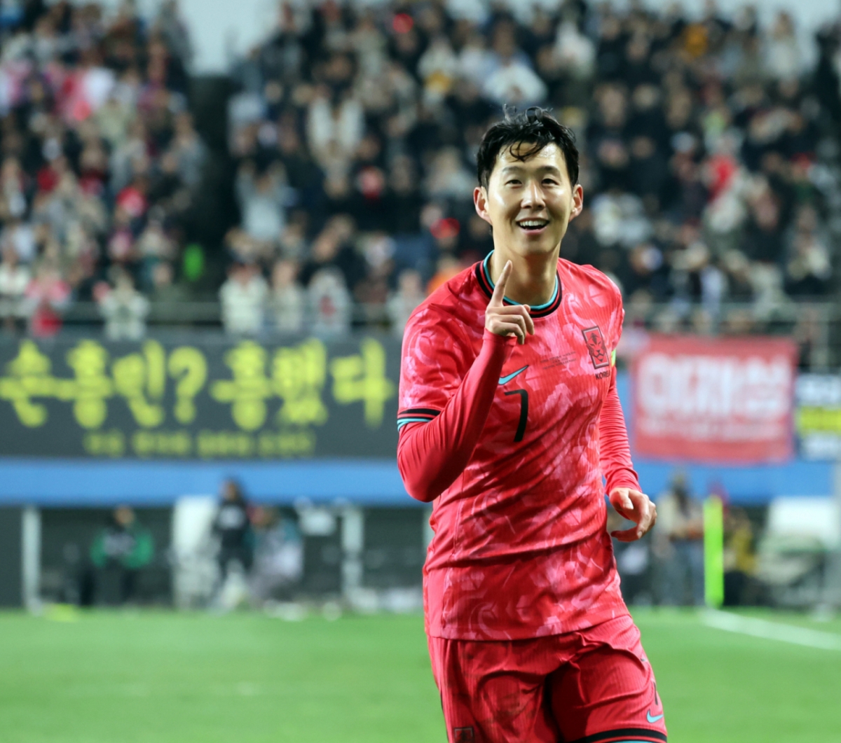 지난해 11월 볼리비아전 득점 이후 골 세리머니를 하고 있는 손흥민. /사진=강영조 선임기자