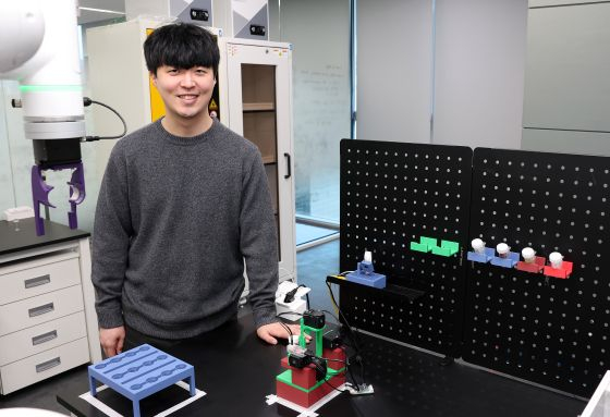 나노포지에이아이가 구축한 'AI 자동합성시스템'을 김동현 대표가 설명하고 있다/사진=김창현 기자