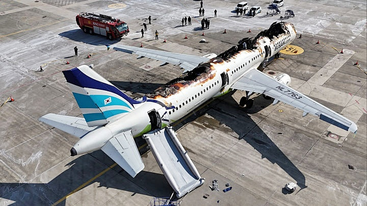 국토교통부 항공철도사고조사위원회와 부산경찰청, 부산소방재난본부, 국립과학수사연구원 등이 지난해 1월 30일 부산 강서구 김해국제공항 에어부산 항공기 화재현장에서 합동감식을 앞두고 안전 확보를 위한 현장점검을 하고 있던 모습./사진=국토교통부 제공