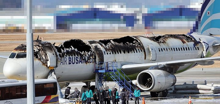 사고 다음 날인 지난해 1월 29일 부산 강서구 김해국제공항 에어부산 항공기 화재 현장./사진=뉴시스
