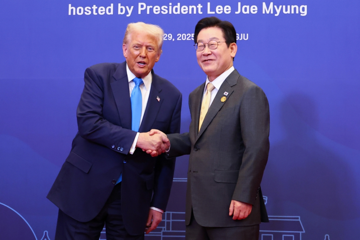 [경주=뉴시스] 최동준 기자 = 이재명 대통령이 29일 경북 경주 힐튼호텔 그랜드볼룸에서 열린 대통령 주최 정상 특별만찬에서 도널드 트럼프 미국 대통령을 영접하고 있다. (대통령실통신사진기자단) 2025.10.29. photocdj@newsis.com /사진=