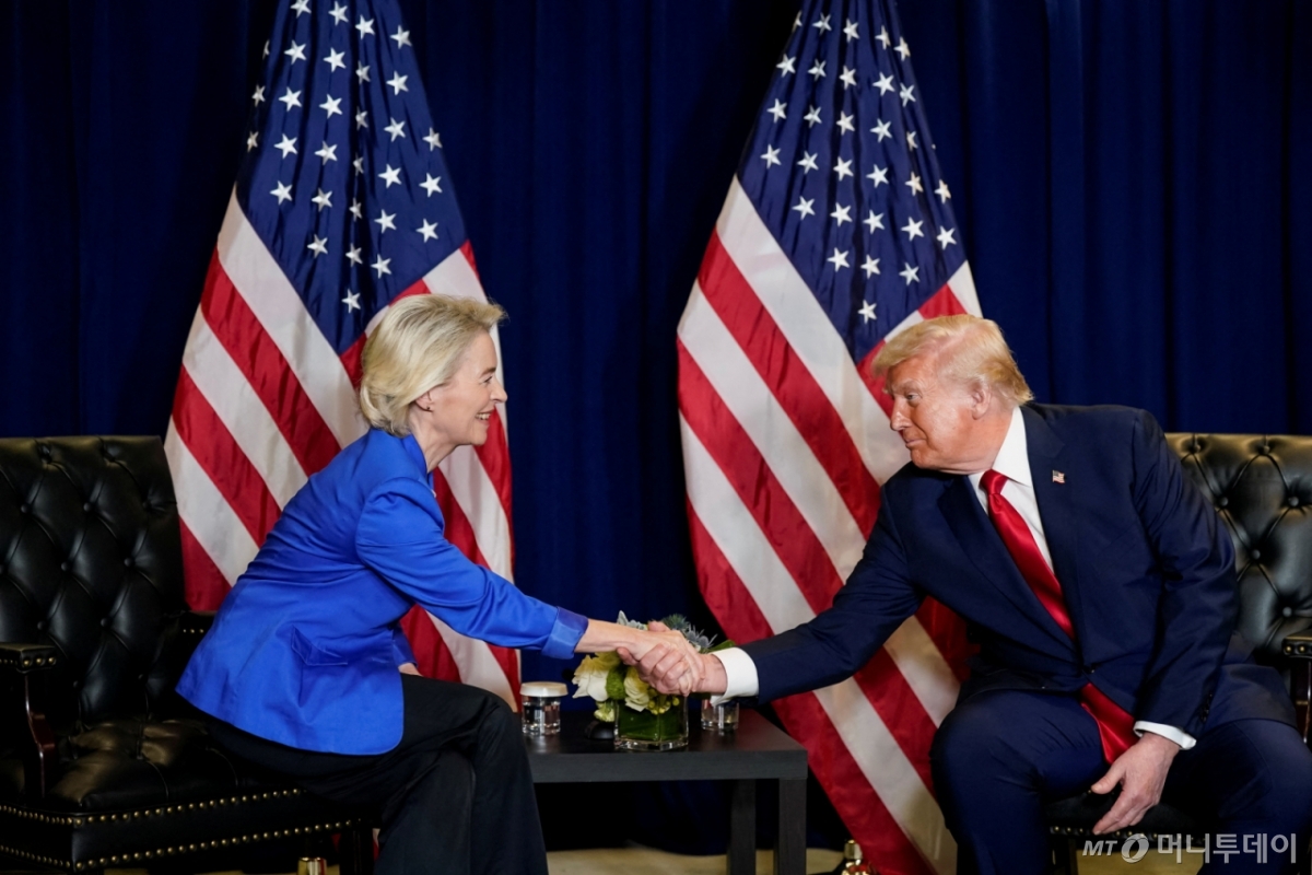 (뉴욕 로이터=뉴스1) 류정민 특파원 = 도널드 트럼프 미국 대통령과 우르줄라 폰데어라이엔 유럽연합(EU) 집행위원회 위원장이 23일(현지시간) 미국 뉴욕에서 열린 제80차 유엔 총회에서 도널드 트럼프 미국 대통령과 회담에 앞서 악수하고 있다. 2025.09.23.   ⓒ 로이터=뉴스1  Copyright © 뉴스1. All rights reserved. 무단 전재 및 재배포,  AI학습 이용 금지. /사진=(뉴욕 로이터=뉴스1) 류정민 특파원